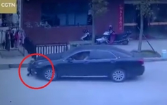 Video: Chơi trước mũi ô tô, bé 2 tuổi bị xe cuốn vào gầm