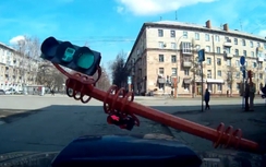 Video:Thanh niên khiến cột đèn tín hiệu giao thông đổ sập vì... tốt bụng
