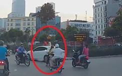 Hai bé gái ung dung ngồi nóc ôtô chạy giữa phố Hà Nội