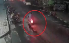 Video: Cô gái giằng lại túi xách, bị cướp kéo lê 500m trên đường