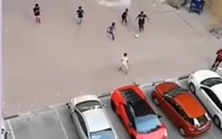 Video: Trẻ em Dubai biến Lamborghini thành gôn để đá bóng