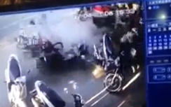 Video: Xe Camry cán một phụ nữ bị thương vì lùi bất cẩn