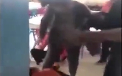 Video: Phụ huynh túm tóc, kéo lê cô giáo vì bạo hành con gái