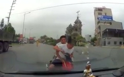 Video: Né CSGT, hai thanh niên đầu trần đâm thẳng vào ô tô