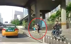 Video: Thanh niên chạy thục mạng theo người đi xe đạp để trộm ví