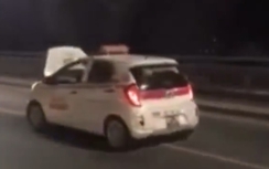 Video: Taxi bung nắp capo vẫn "đánh võng" trên cầu Nhật Tân