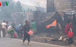 Lào Cai: Nhà dân bốc cháy dữ dội ở QL4D, giao thông tắc nghẽn