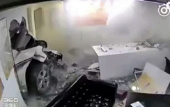 Video: Nữ tài xế ôtô tử vong sau cú đâm sập tường văn phòng