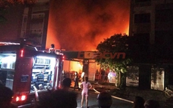 Video: Nhà kho tại Hà Nội bất ngờ bốc cháy dữ dội trong đêm