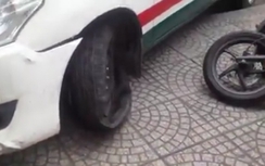 Video: Taxi nổ lốp đâm hàng loạt xe máy trước cổng bệnh viện