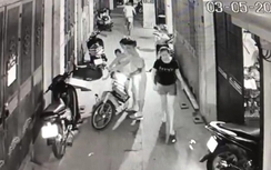 Vợ chồng mang con nhỏ đi trộm túi xách giữa Hà Nội