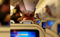 Video: Hành khách say rượu "choảng" nhau trên máy bay Nhật
