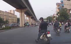 Video: Phanh gấp giữa đường để nhặt tiền suýt bị ô tô đâm văng