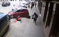 Video: Nữ tài xế lùi xe cán trúng người vì đạp nhầm chân ga