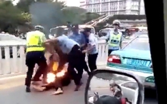Video: Cảnh sát dẫm đạp người đàn ông bốc cháy để... dập lửa