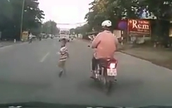 Video: Bé trai bất ngờ xuất hiện giữa đường, hàng loạt xe phanh gấp