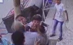 Video: Nhóm đàn ông dang tay đỡ thành công bé rơi từ tầng cao