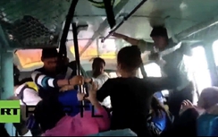Video:Gái trẻ rút thắt lưng quật túi bụi kẻ sàm sỡ trên xe buýt