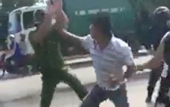 Video: Hai thanh niên hung hãn tấn công cảnh sát ở Quảng Ninh