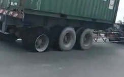 Video: Hoảng hồn container nổ lốp vẫn lao như bay giữa phố Sài Gòn