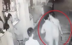 Video: Thanh niên náo loạn quán cà phê, rút súng đe dọa nhân viên