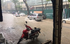 Dân Hà Nội "trở tay không kịp" với cơn mưa lớn đầu mùa