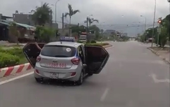 Video: Taxi mở bung hai cửa phóng như bay ở Thanh Hóa