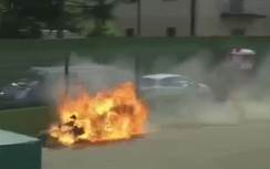 Video: Motor mất lái đâm hàng rào bốc cháy, tay đua văng ra ngoài