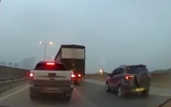 Video: Xe tải và Ford Ranger "đua độ liều" náo loạn đường trên cao