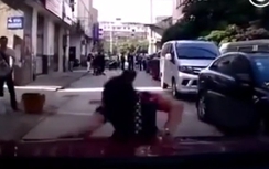 Video:Mặc tài xế né tránh, "nữ quái" liên tục lao vào ôtô ăn vạ