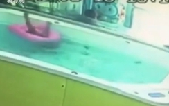 Bé 3 tuổi suýt chết vì lộn úp xuống bể bơi hơn 1 phút