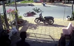 Video: Một chú chó lao ra đường hạ gục 2 xe máy