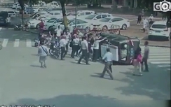 Video: Hàng chục người đi đường lật ô tô, giải cứu tài xế