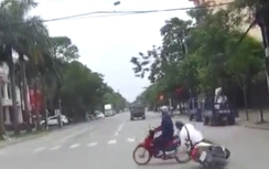 Video: Nữ "ninja" vượt đèn đỏ khiến nam thanh niên ngã văng ra đường