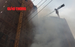 Cận cảnh cháy lớn sát chung cư 24 tầng giữa Hà Nội