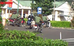 Video: Toàn cảnh công an Đắk Nông lái xe máy, ôtô vào đường cấm