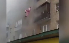 Video: Ông bố dũng cảm ném con từ tầng 5 để thoát đám cháy