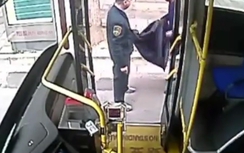 Tài xế xe buýt đuổi theo tên trộm lấy lại điện thoại cho khách