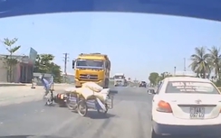 Video: Thanh niên sang đường ẩu, vứt cả xe máy để tránh xe tải