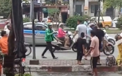 Xôn xao clip GrabBike bị xe ôm truyền thống choảng giữa phố Hà Nội