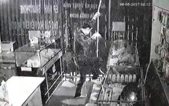 Thanh niên đu dây vào cửa hàng trộm điện thoại giữa Sài Gòn