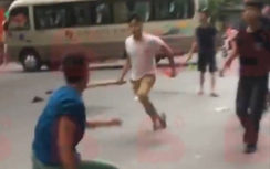 Video: Hai nhóm thanh niên hỗn chiến giữa phố Hà Nội vì... nhìn đểu
