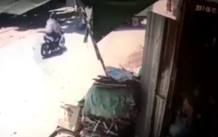 Video: Hai vợ chồng phóng như bay lao thẳng vào xe tải, ngã văng
