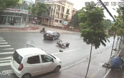 Nữ tài xế hồn nhiên mở cửa ôtô khiến xe máy ngã văng