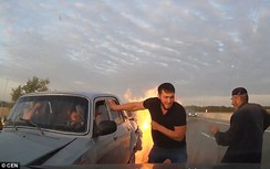 Video: Thót tim cảnh phá cửa, lôi tài xế khỏi ô tô đang cháy