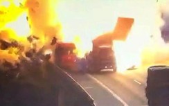 Khoảnh khắc xe tải nổ như bom trên đường cao tốc
