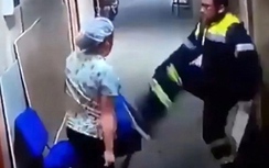 Nam y tá tung chân đạp vào bụng nữ đồng nghiệp đang mang bầu