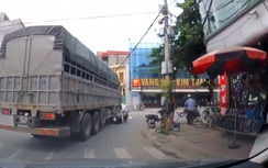 Video: Xe tải chuyển hướng kẹp gãy chân người phụ nữ đi xe máy