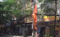 Video: Cột điện nổ như pháo hoa, cháy ngùn ngụt giữa phố Hà Đông
