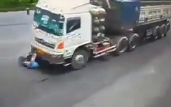 Video: Dừng xe máy trước đầu container, người đàn ông bị cán trúng